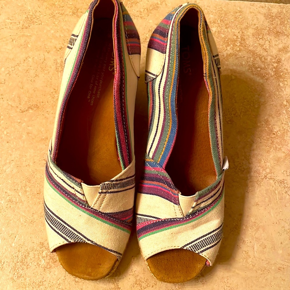 TOMS Women's Peep Toed Fabric Wedge Heels Size 8W Espadrille Sandal.
